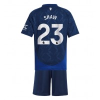 Camiseta Manchester United Luke Shaw #23 Visitante Equipación para niños 2024-25 manga corta (+ pantalones cortos)